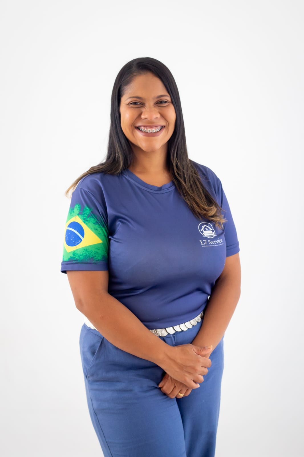 Proprietária da L7 Service com o uniforme da empresa