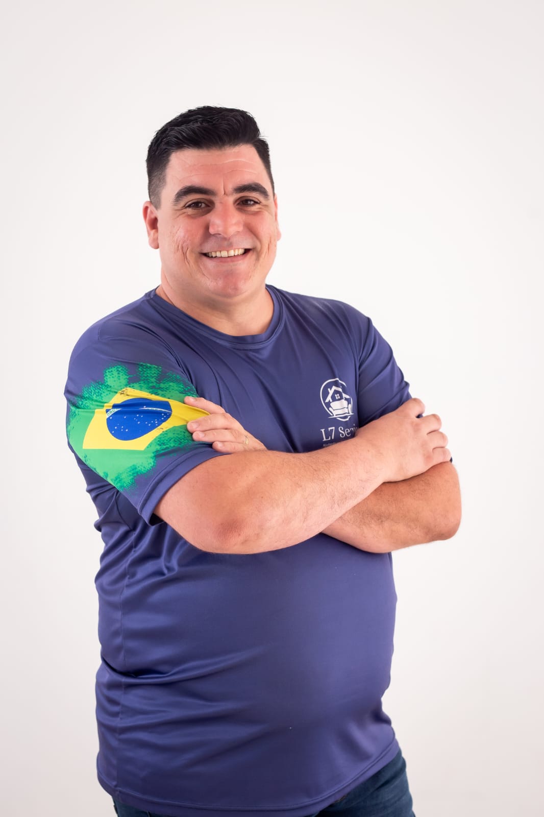 Proprietário da L7 Service com o uniforme da empresa